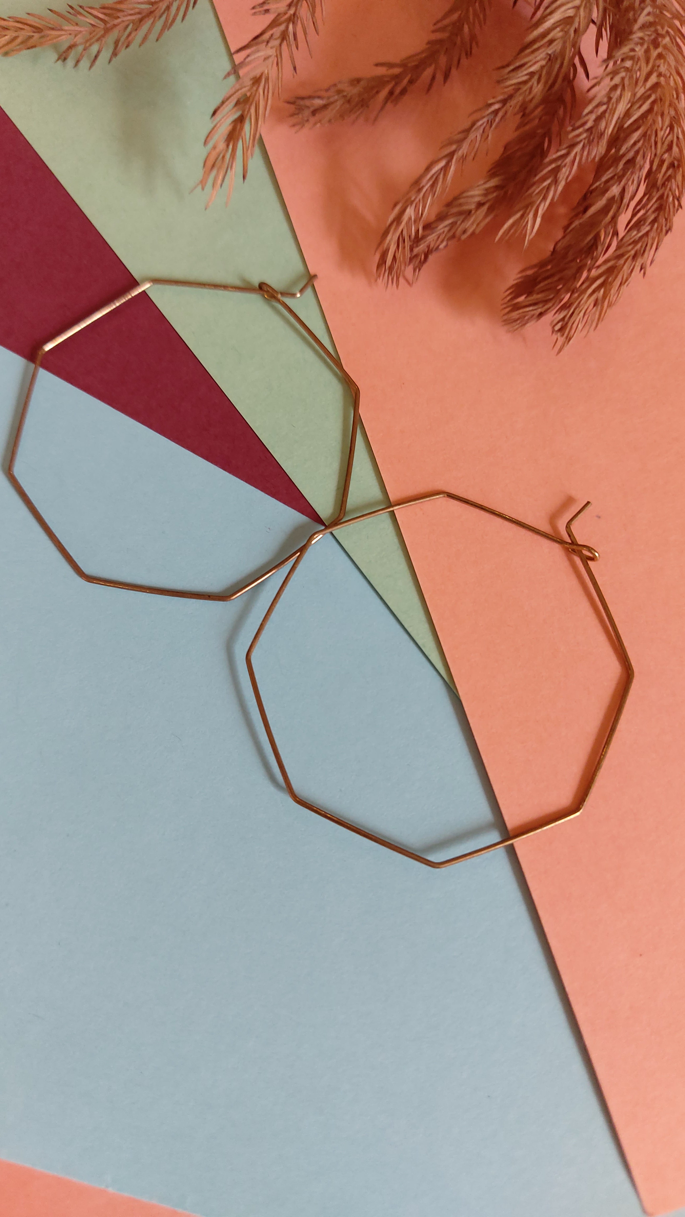 GOLD PLATED GEOMETRICAL HOOP EARRING