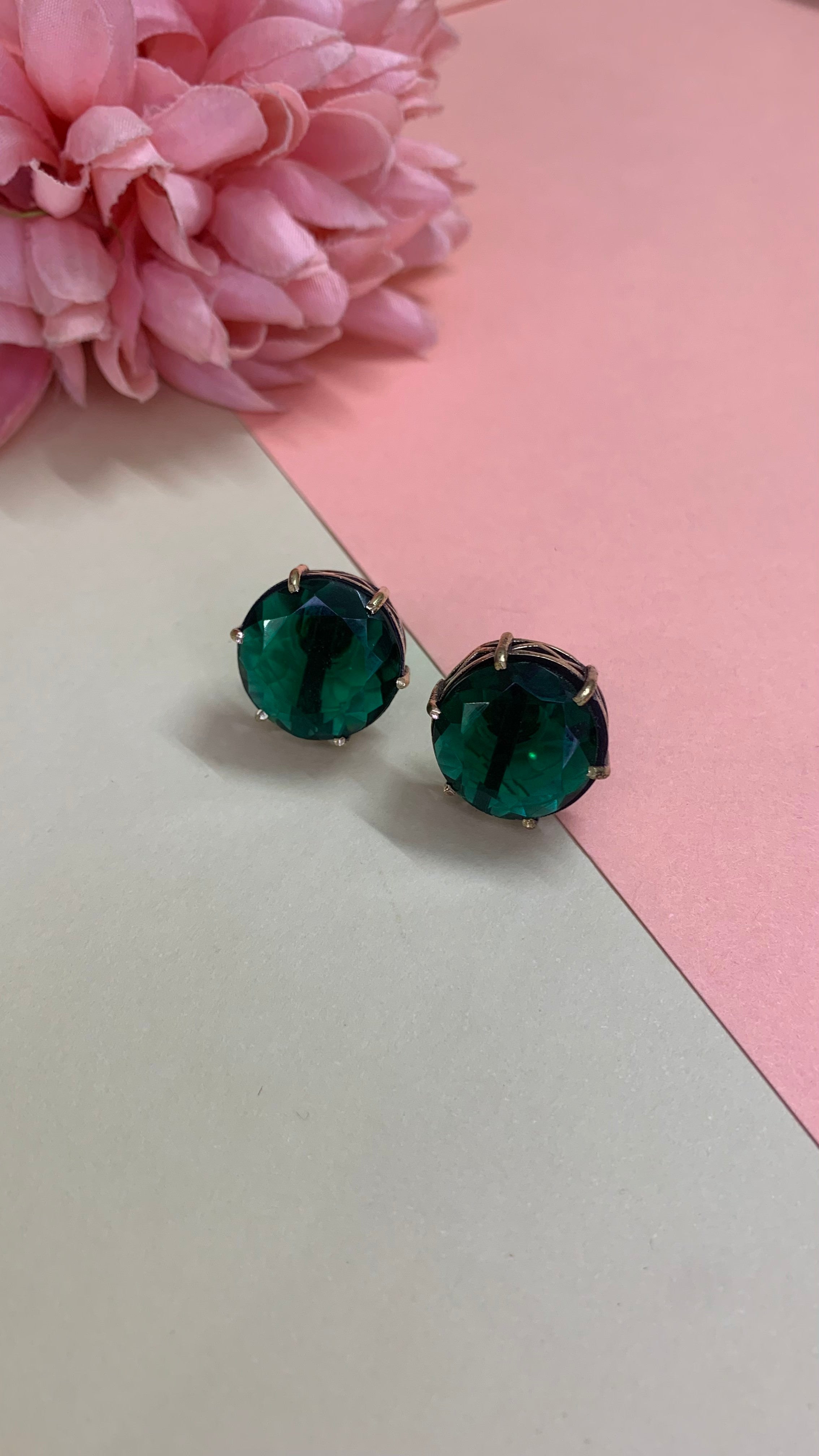 OZEL BLACK PLATED EMERALD GREEN STONE EAR STUDS