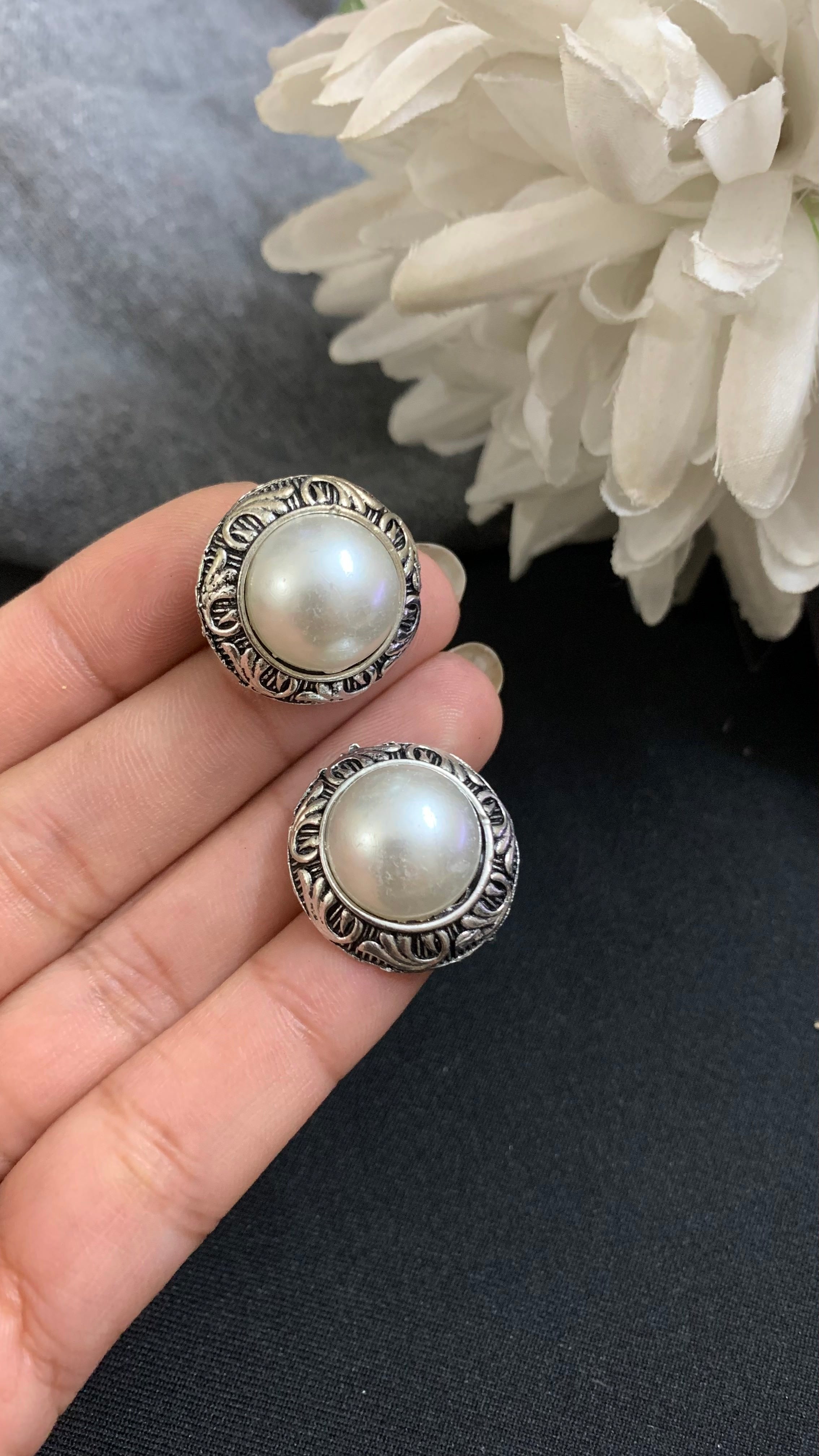 OZEL OXIDISED SILVER PLATED WITH PEARL EAR STUDS