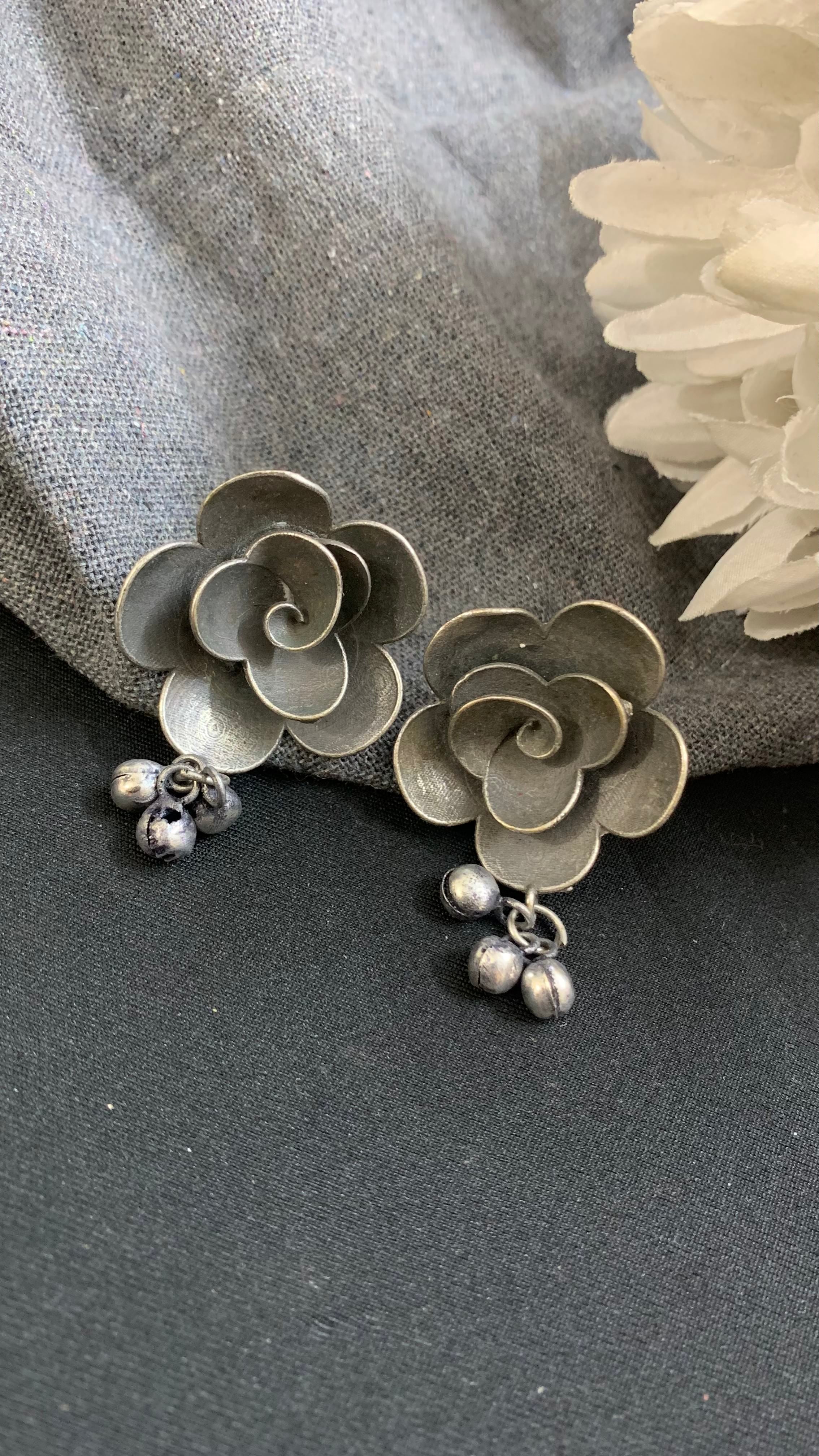 OZEL OXIDISED SILVER PLATED FLOWER SHAPED EAR STUDS