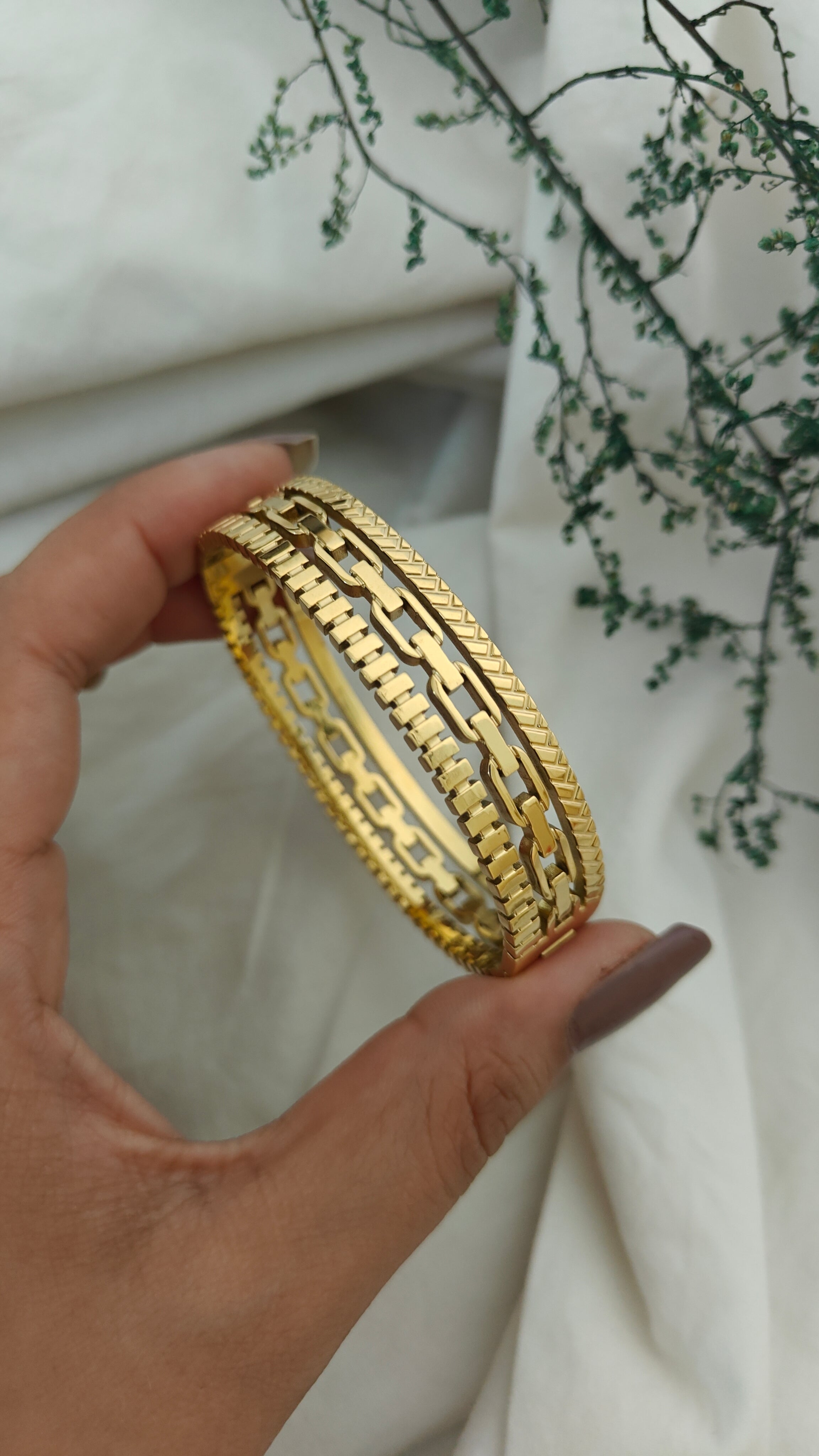 GEOMETRIC GOLD PLATED OPENABLE BRACELET