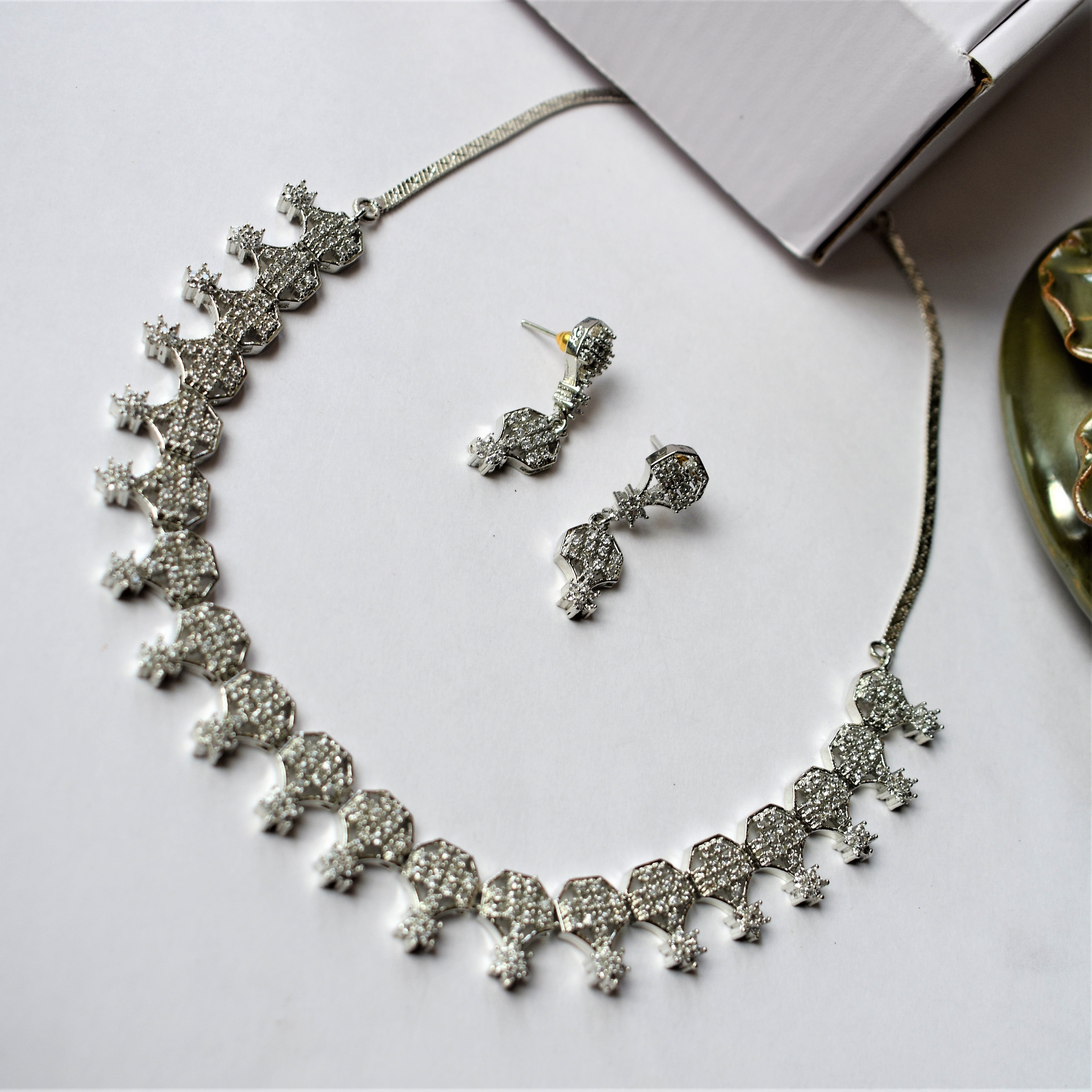 EVELYN MINIMALISTIC NECKLACE SET