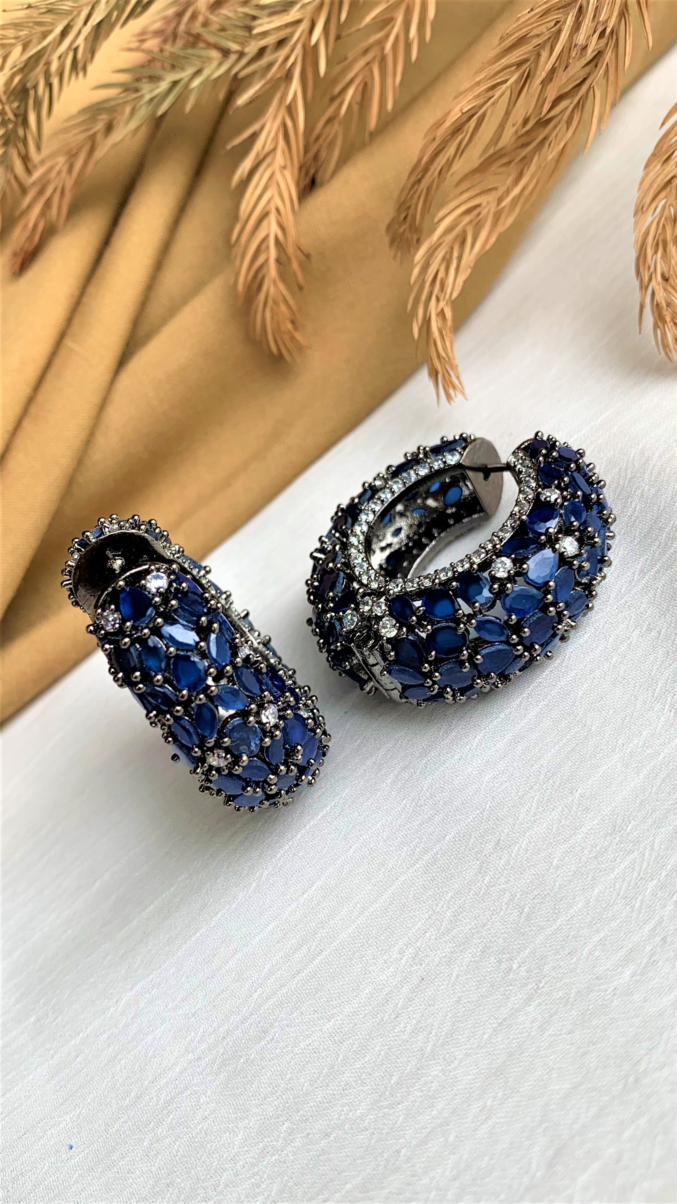 DAISY HOOP EARRING