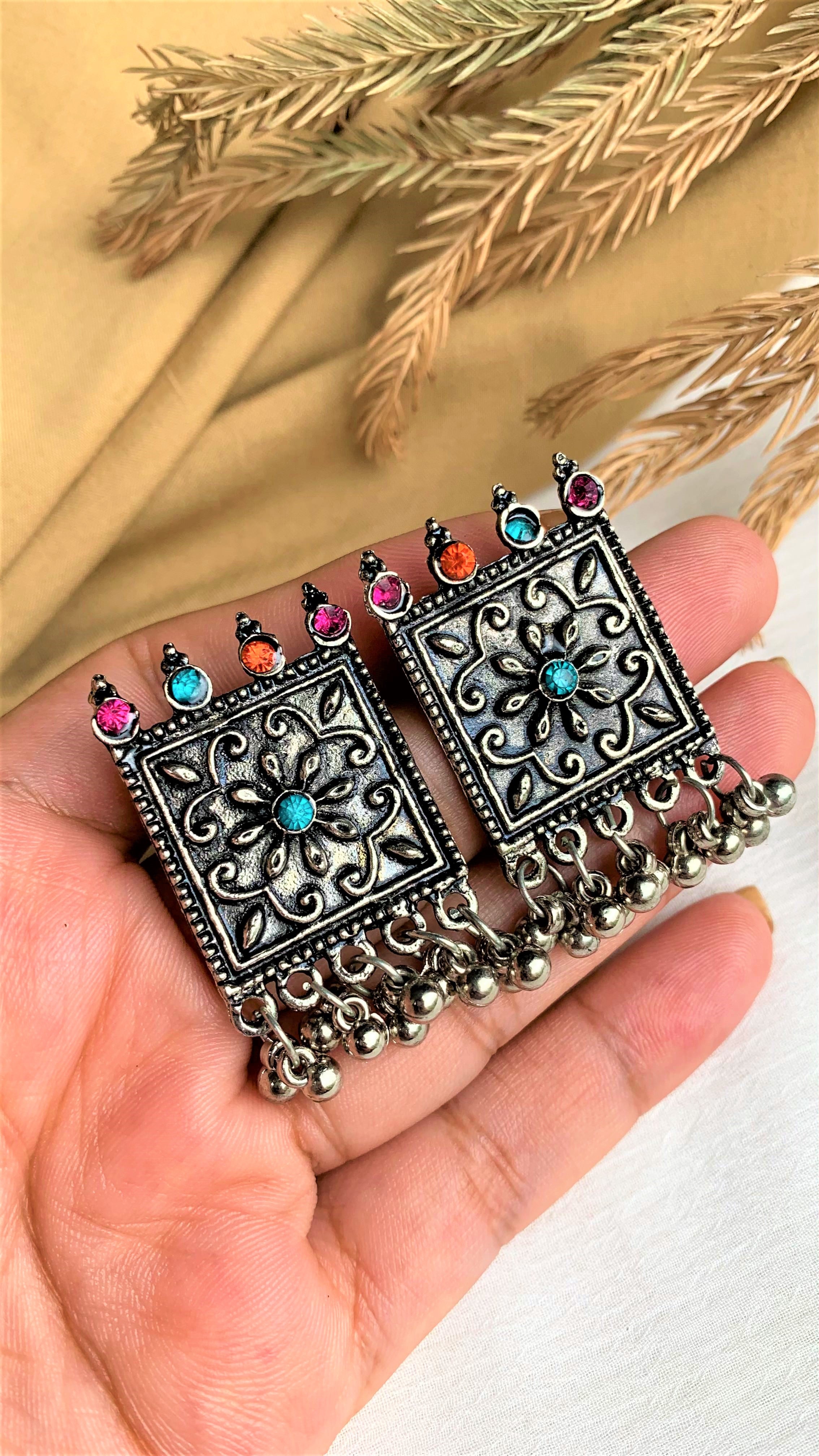 DARIKA EAR STUDS