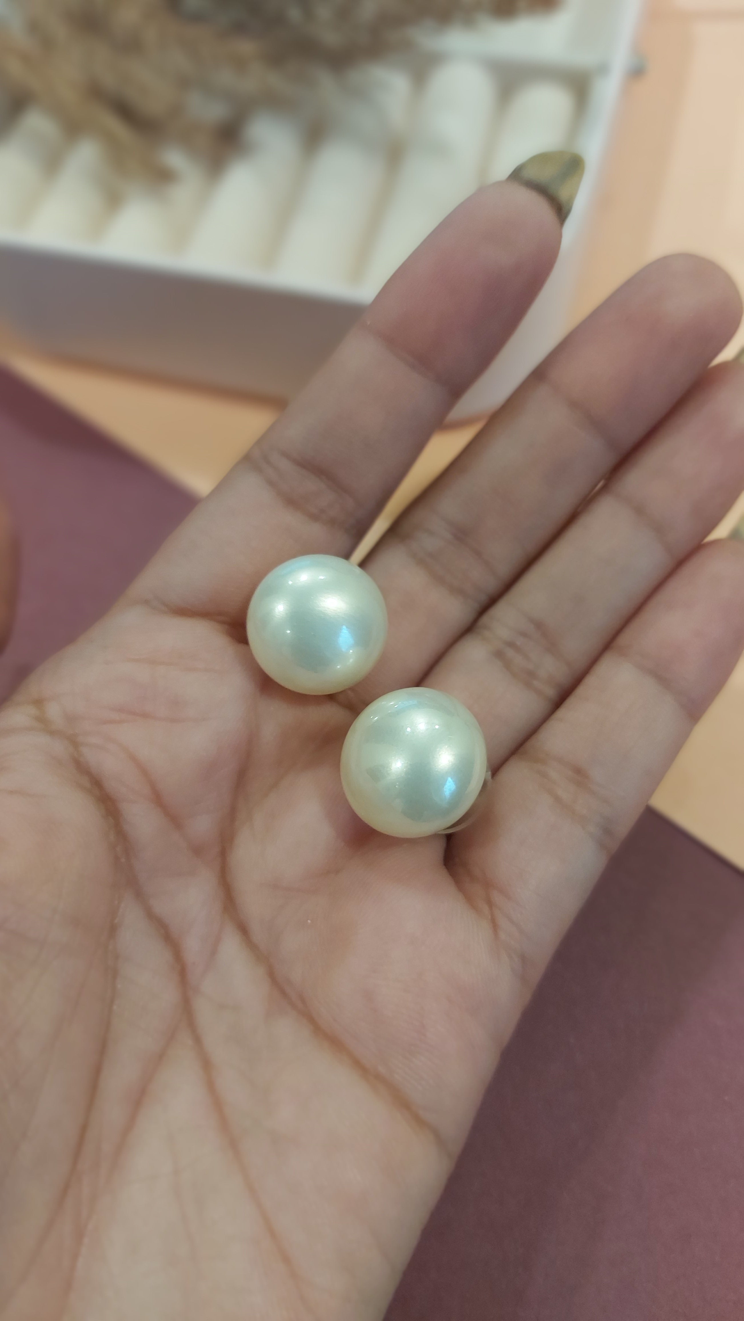 OFF WHITE BIG PEARL EAR STUDS