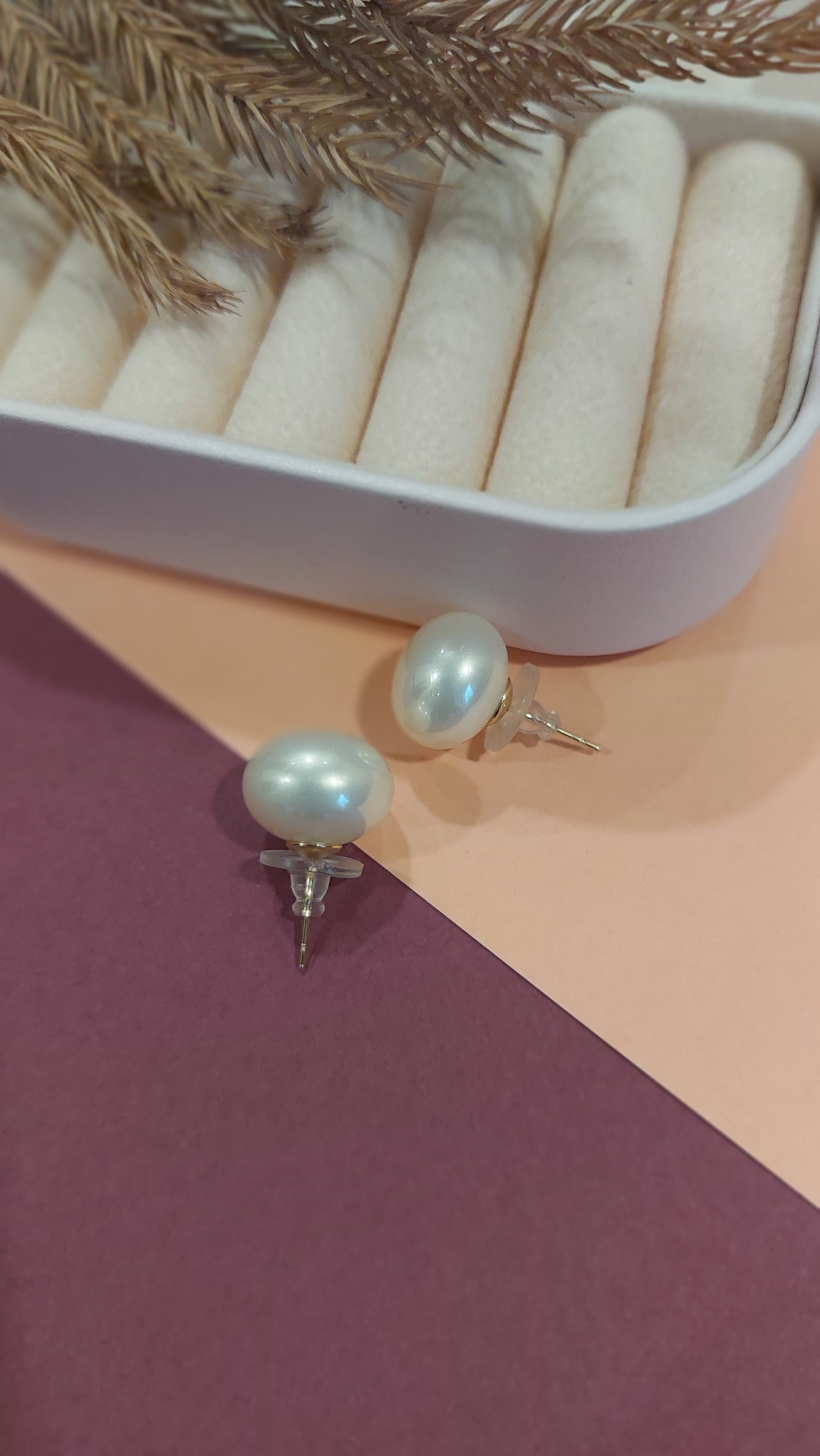 OFF WHITE BIG PEARL EAR STUDS