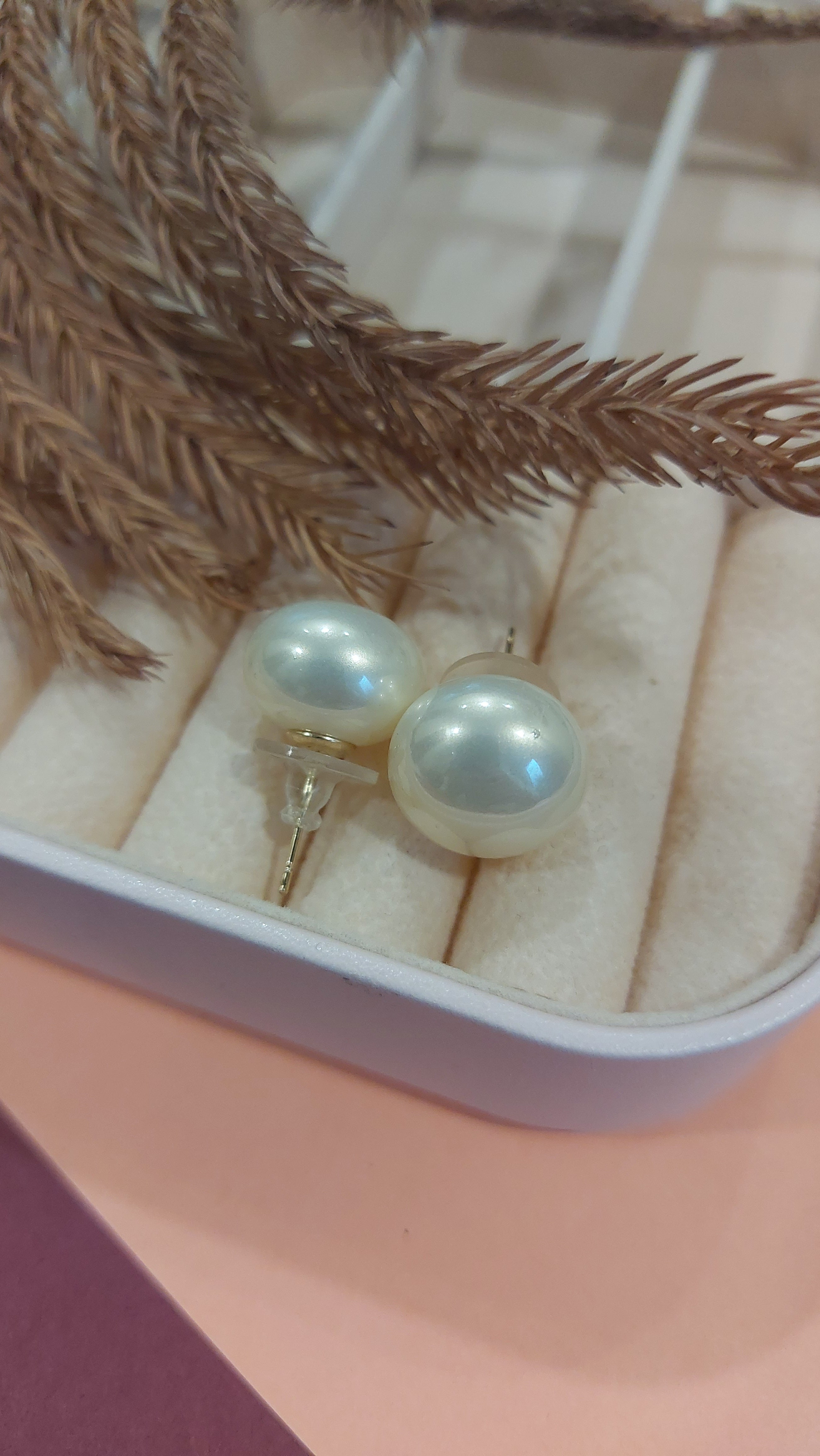 OFF WHITE BIG PEARL EAR STUDS