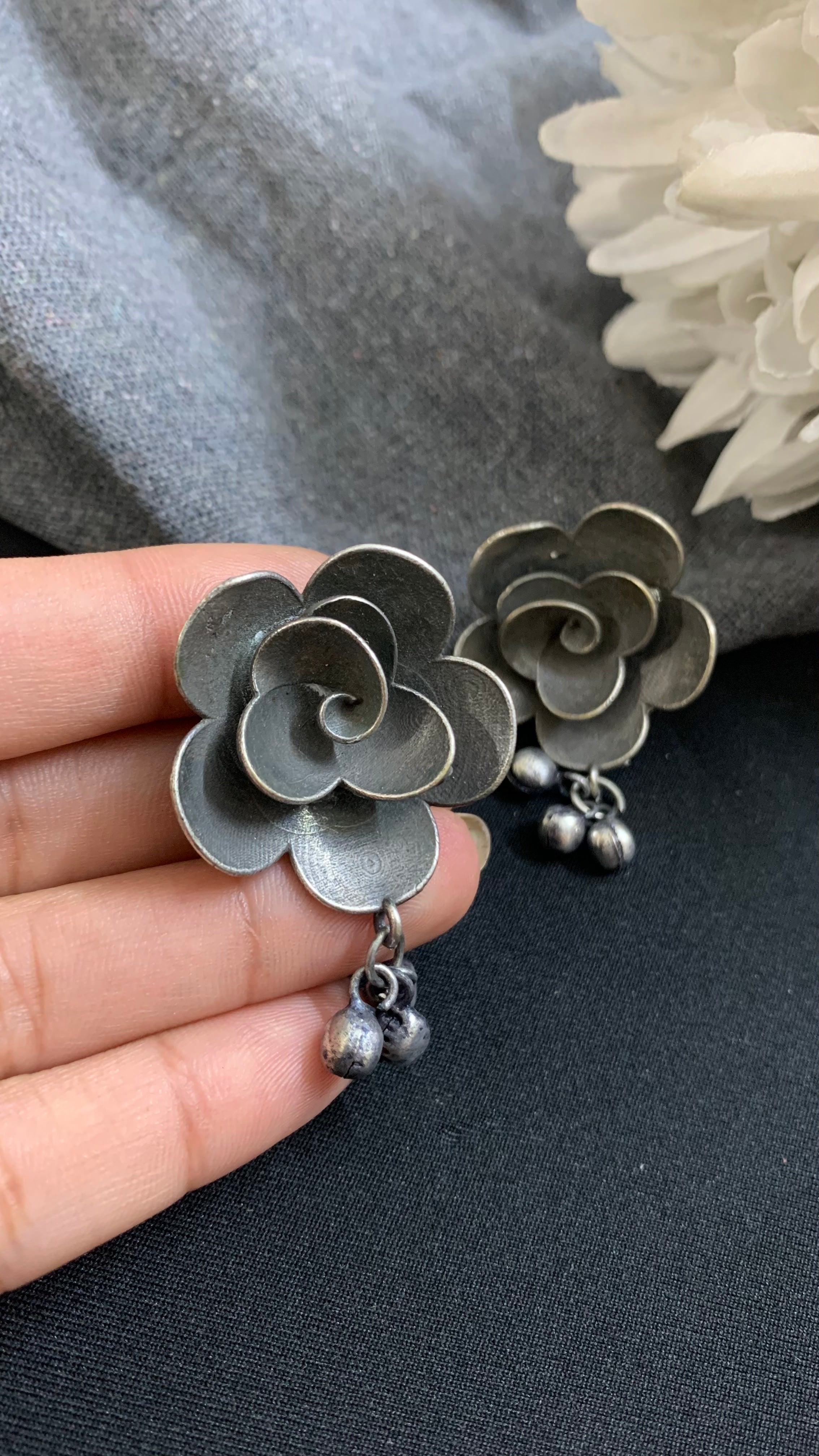 OZEL OXIDISED SILVER  PLATED FLOWER SHAPED EAR STUDS