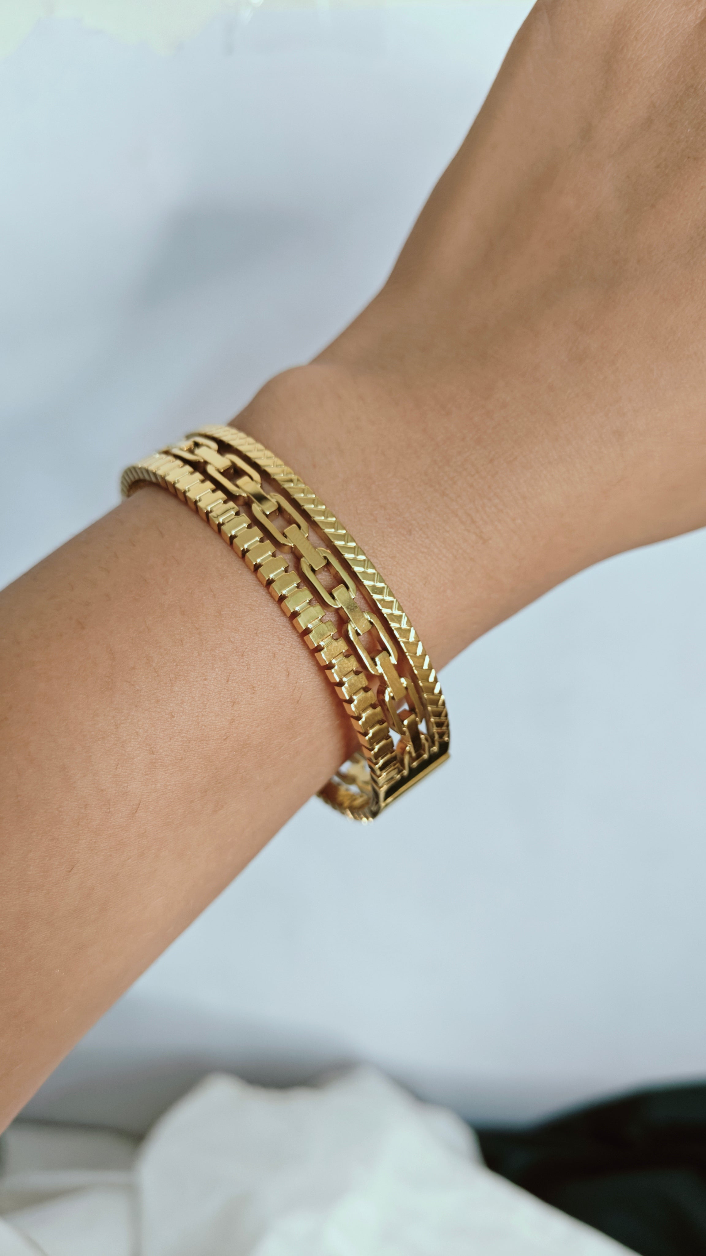 GEOMETRIC GOLD PLATED OPENABLE BRACELET