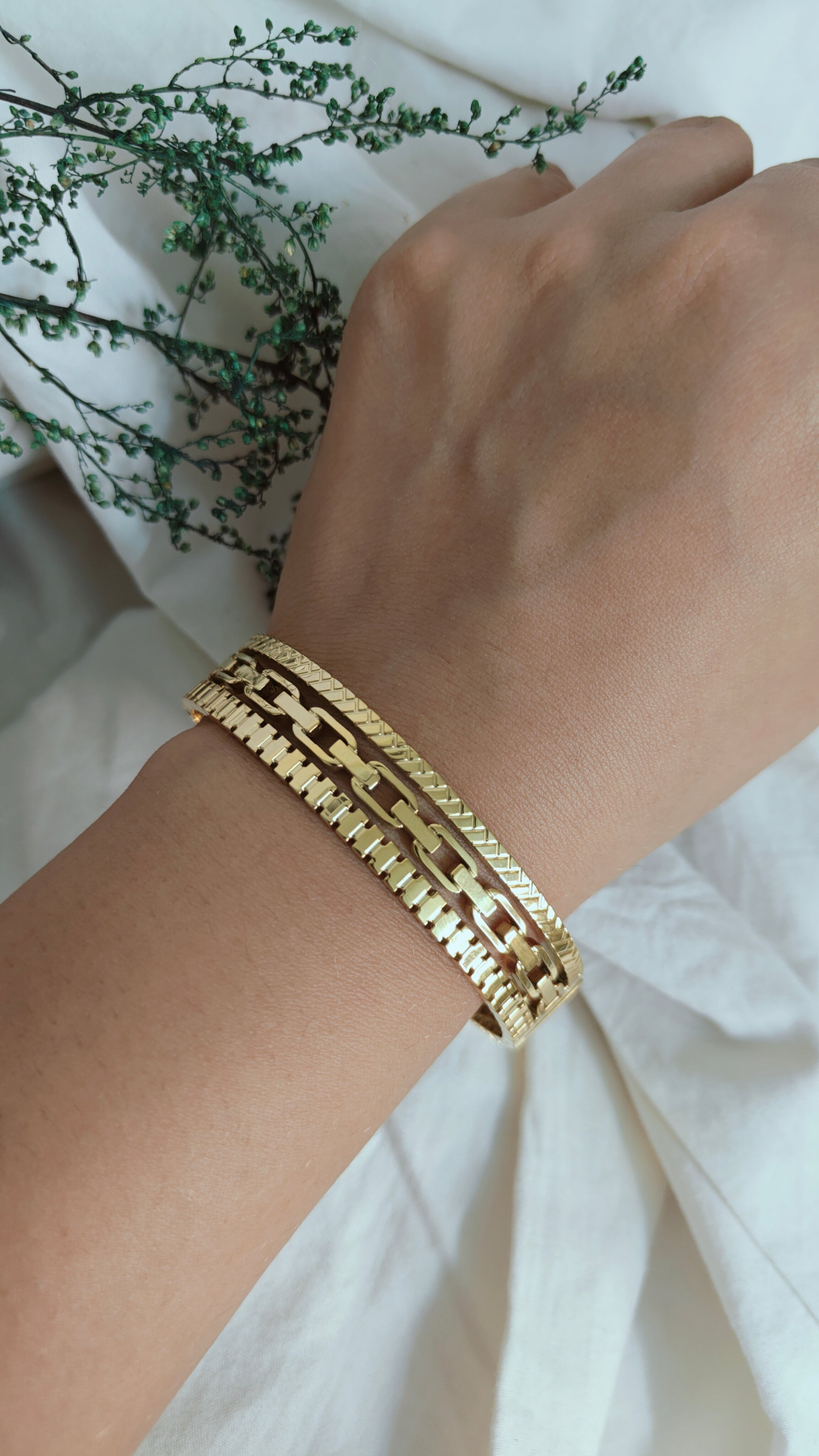 GEOMETRIC GOLD PLATED OPENABLE BRACELET