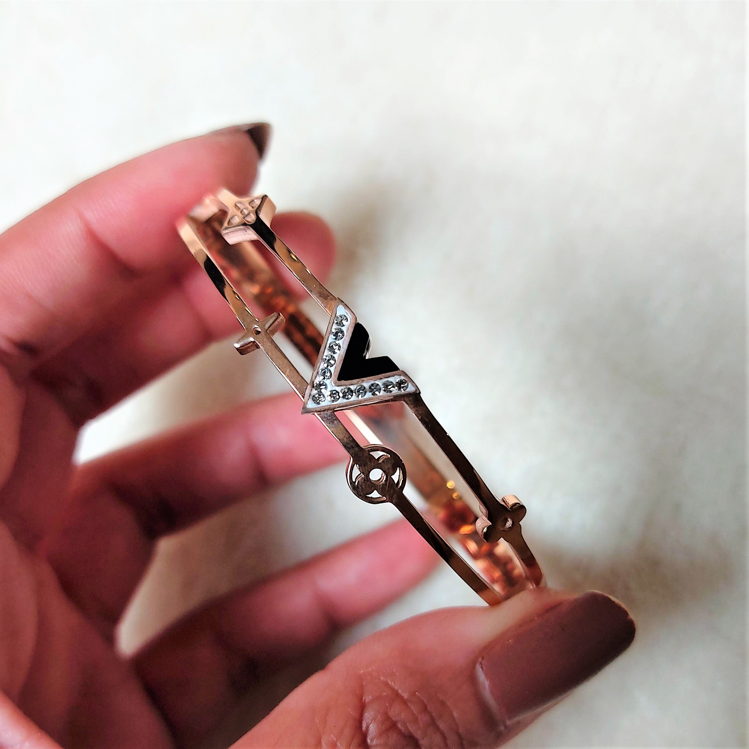 BLACK ENAMEL WITH AMERICAN DIAMONDS OPENABLE BRACELET