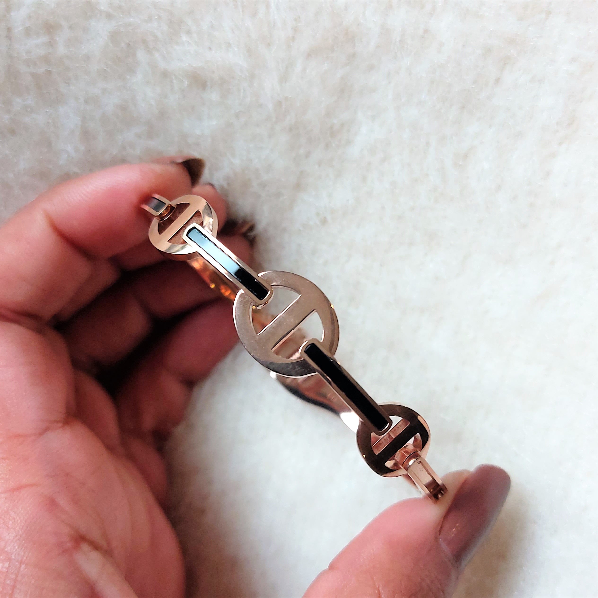 BLACK ENAMEL OPENABLE BRACELET