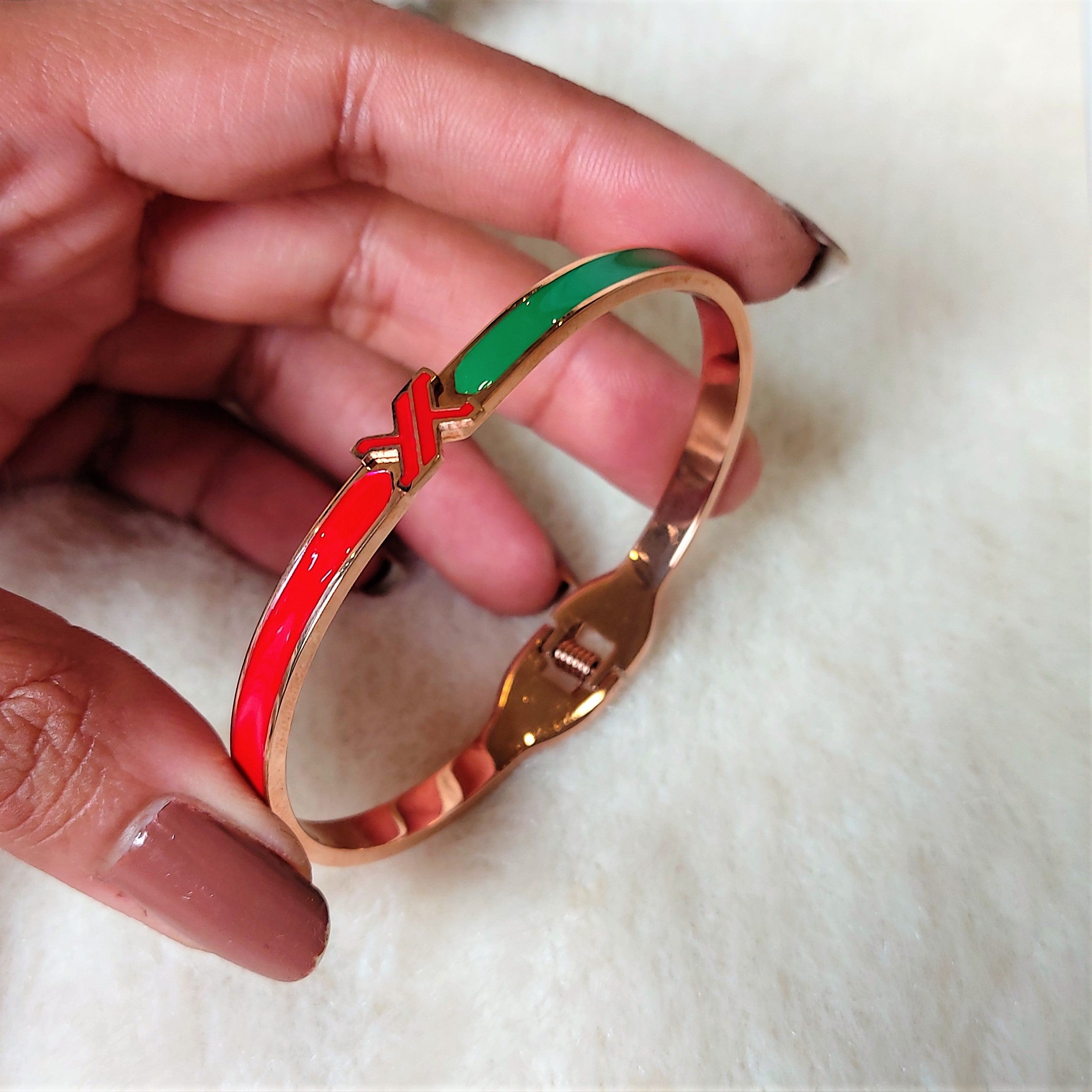 RED AND GREEN ENAMEL OPENABLE BRACELET