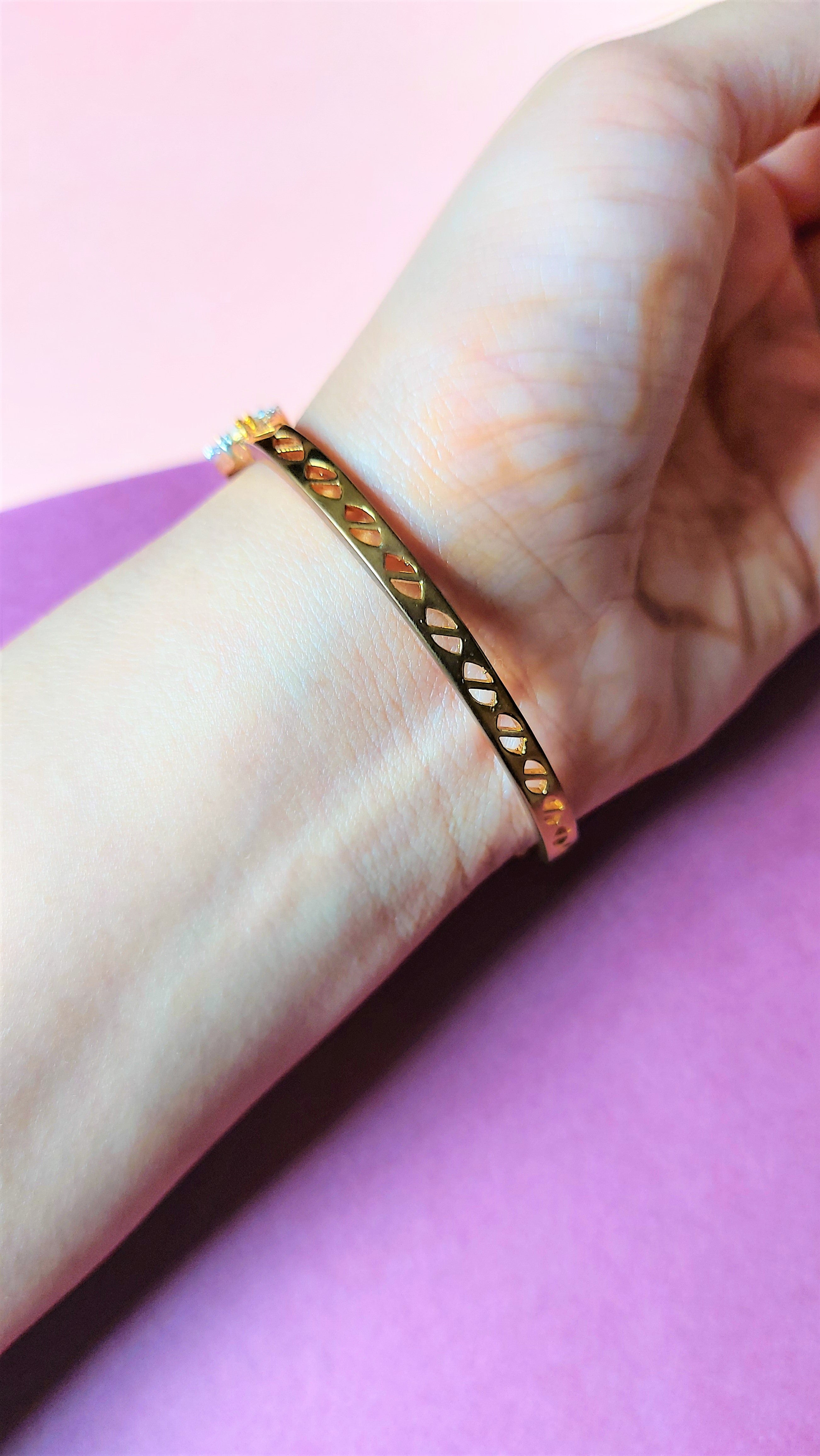 GOLD PLATED AMERICAN DIAMOND OPENABLE BRACELET