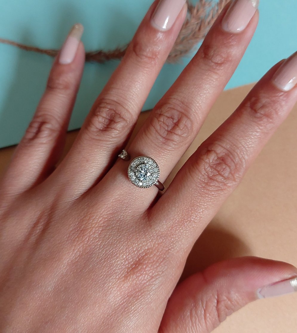 AMERICAN DIAMOND REVOLVING ANXIETY RING