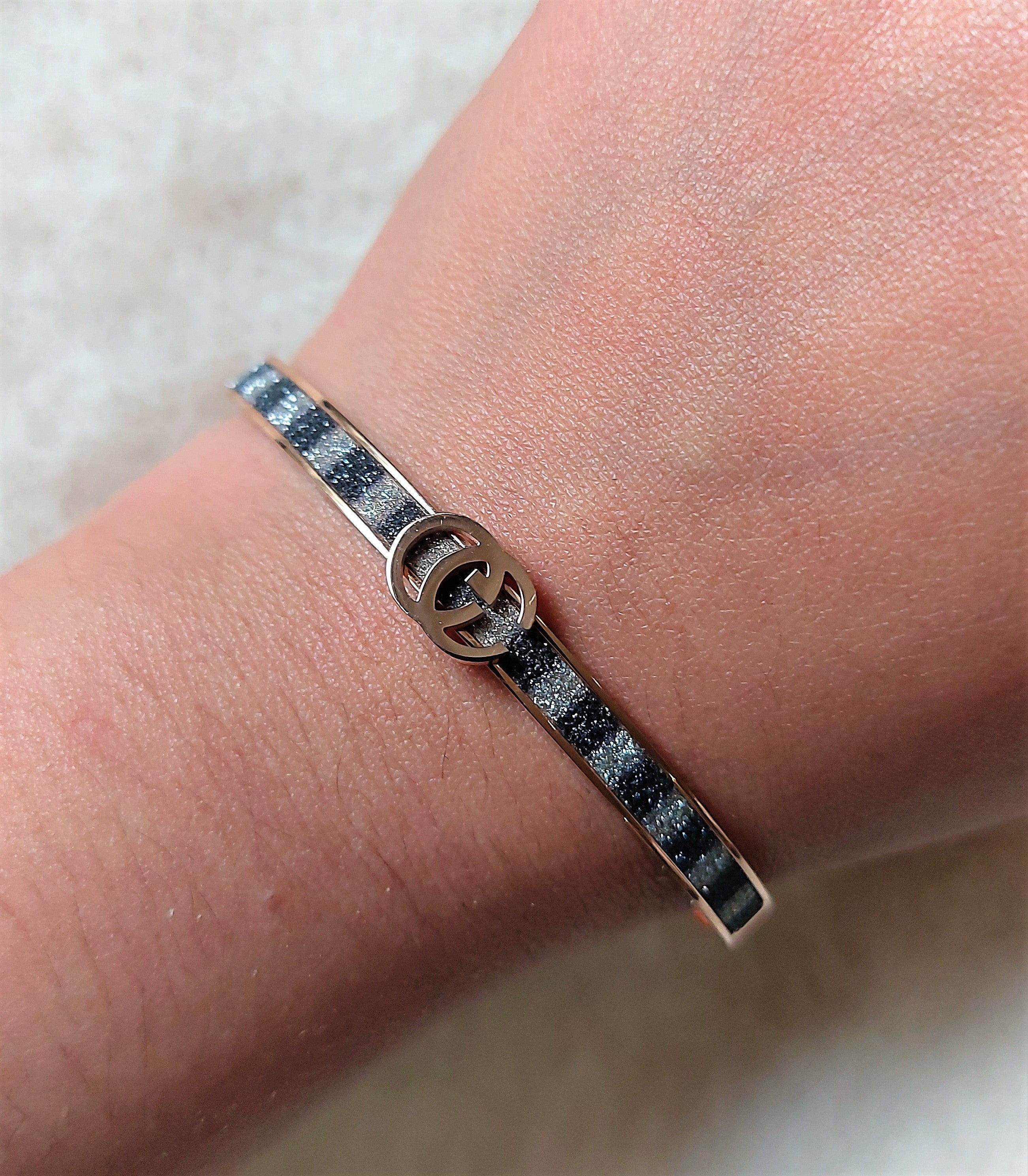 BLACK ENAMEL WITH SPARKLE FINISH OPENABLE BRACELET
