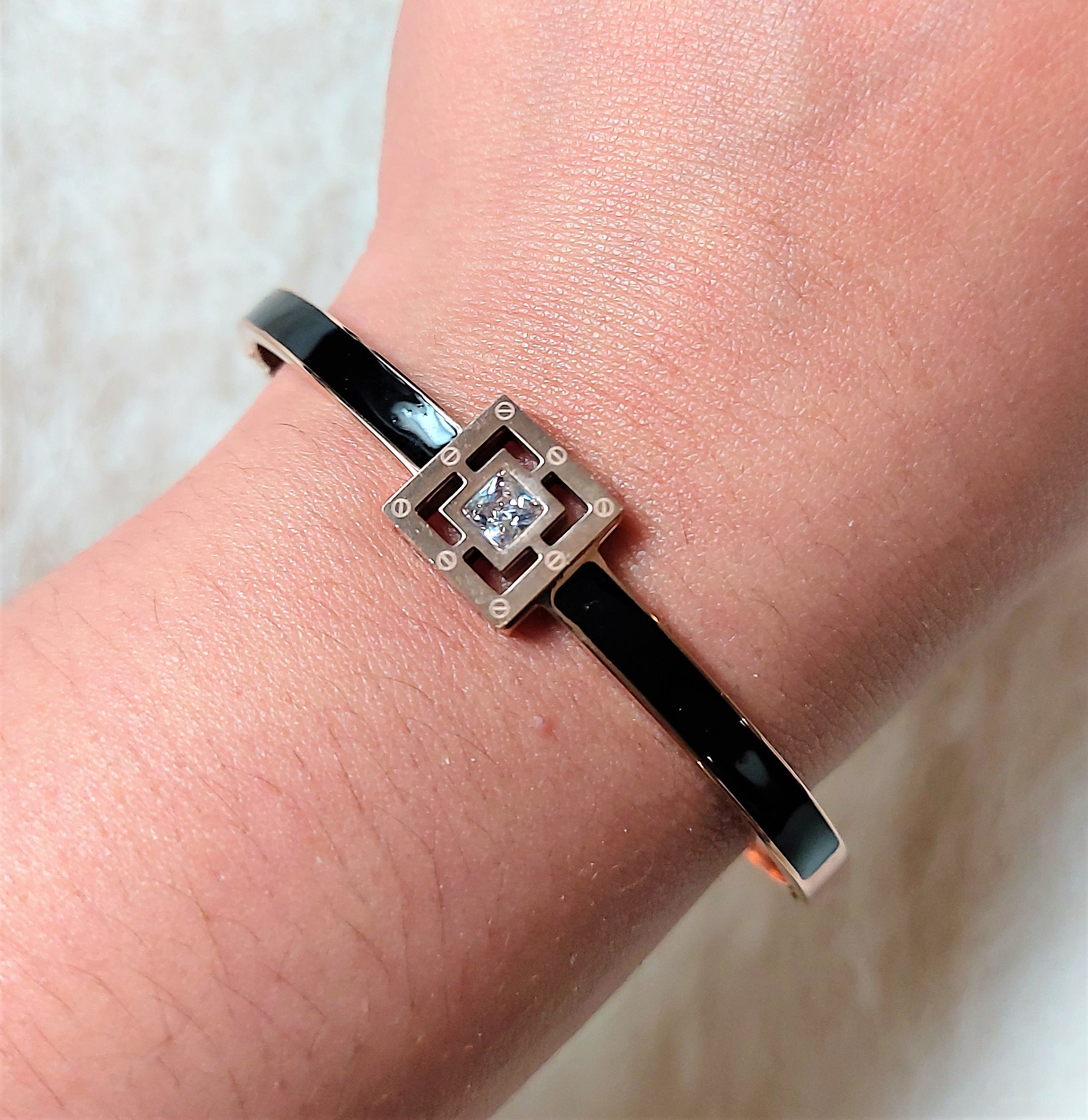 BLACK ENAMEL WITH AMERICAN DIAMOND OPENABLE BRACELET
