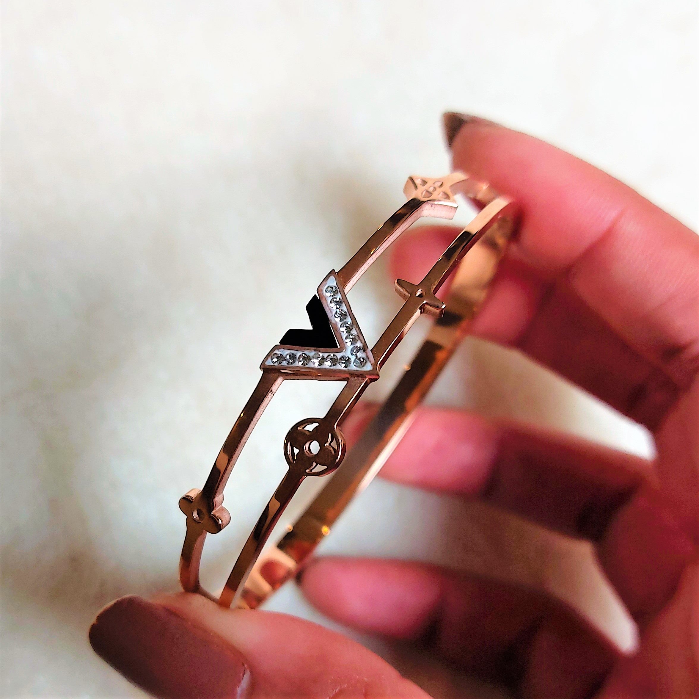 BLACK ENAMEL WITH AMERICAN DIAMONDS OPENABLE BRACELET