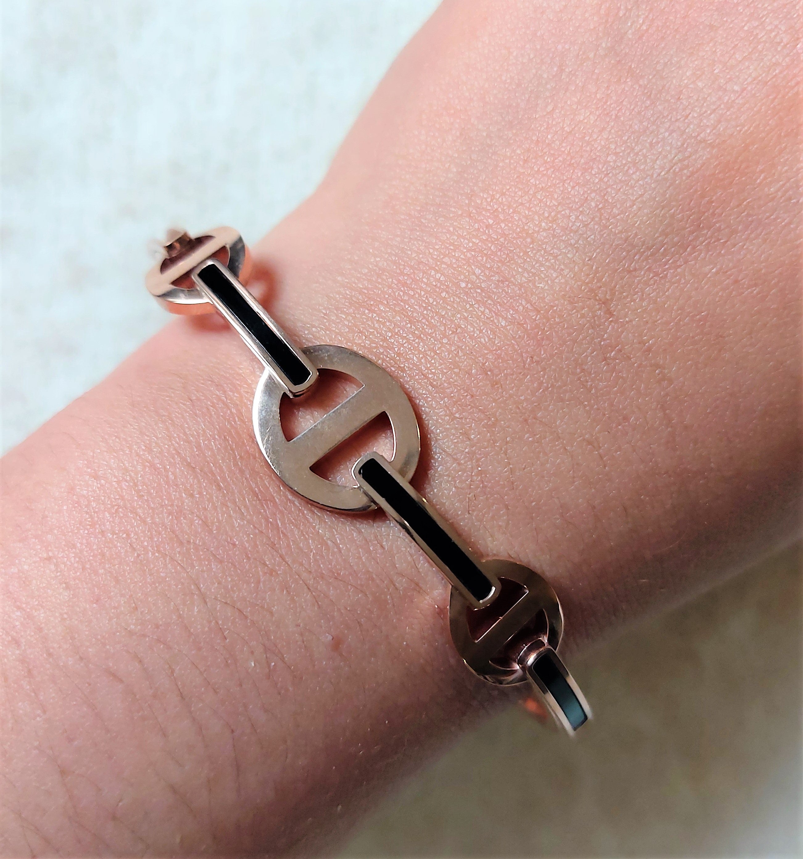 BLACK ENAMEL OPENABLE BRACELET