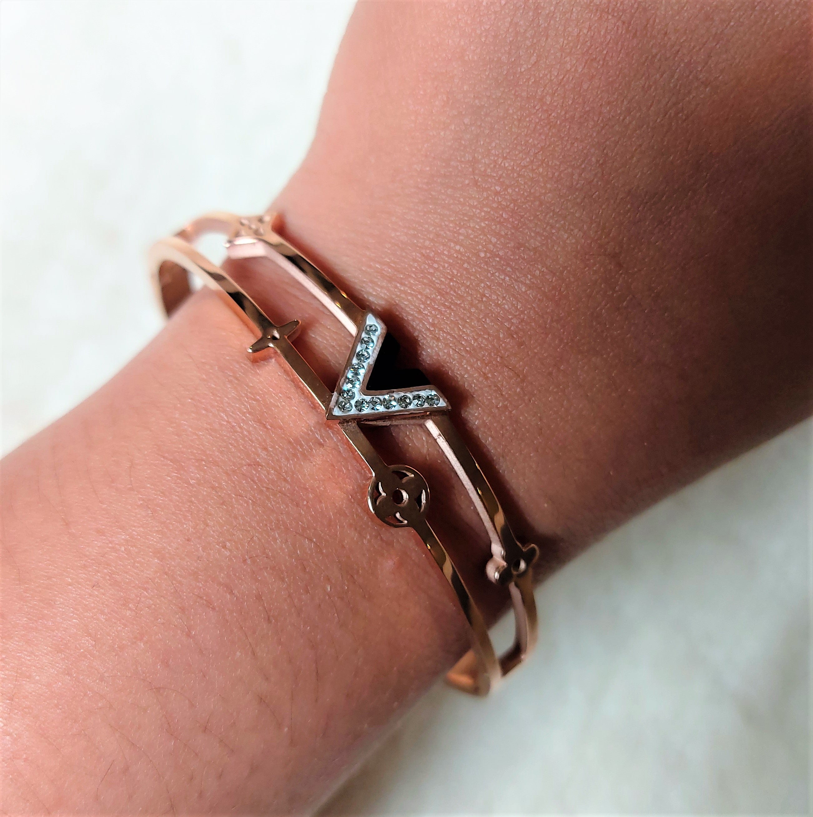 BLACK ENAMEL WITH AMERICAN DIAMONDS OPENABLE BRACELET